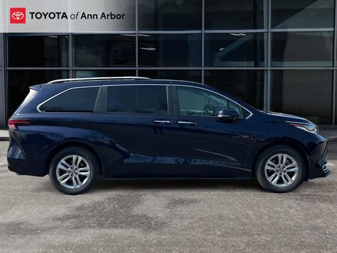 Used 2023 Toyota Sienna Limited image 5