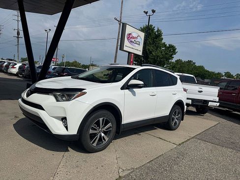 Used 2018 Toyota RAV4 XLE AWD/4WD image 2