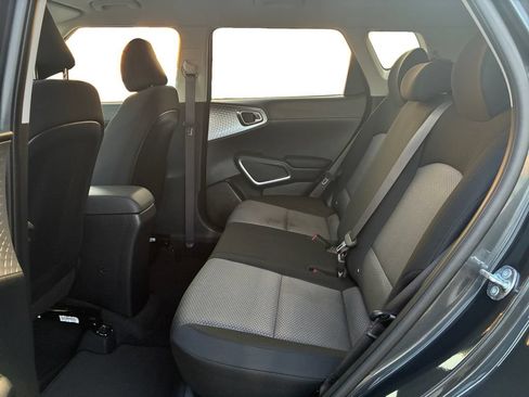 Used 2025 Kia Soul LX w/ LX Technology Package FWD image 23