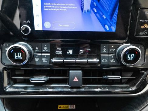 Used 2023 Toyota Highlander XLE FWD image 26