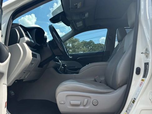 Used 2018 Toyota Highlander Limited FWD image 15