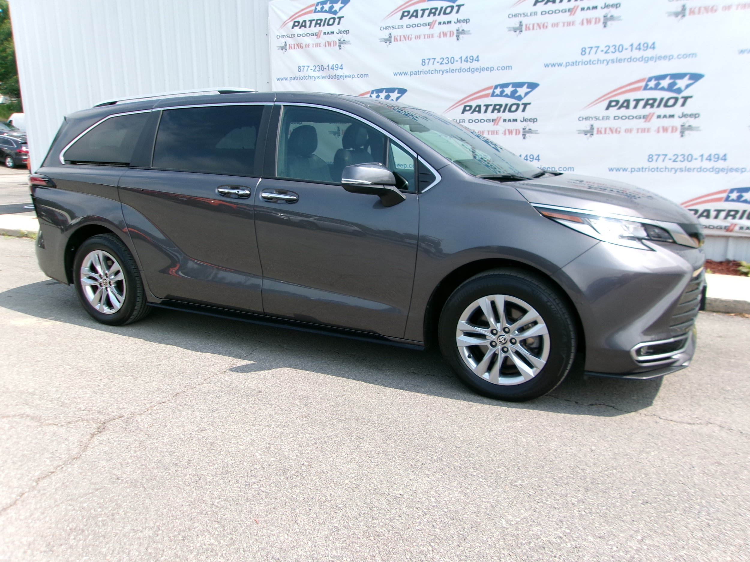 Used 2025 Toyota Sienna Limited AWD/4WD image 1