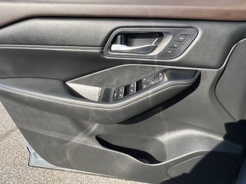 Used 2023 Nissan Rogue SL w/ SL Premium Package image 14