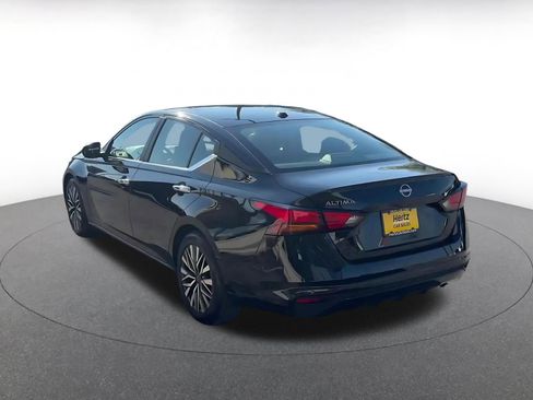 Used 2025 Nissan Altima 2.5 SV image 11