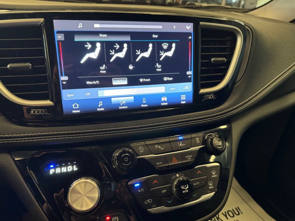 Used 2025 Chrysler Pacifica Select FWD image 16