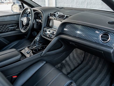 Certified 2022 Bentley Bentayga AWD/4WD image 2