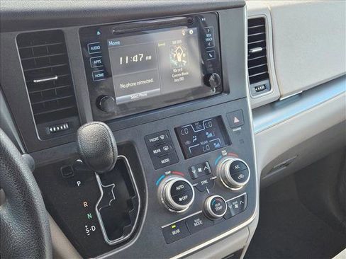 Used 2017 Toyota Sienna LE image 14