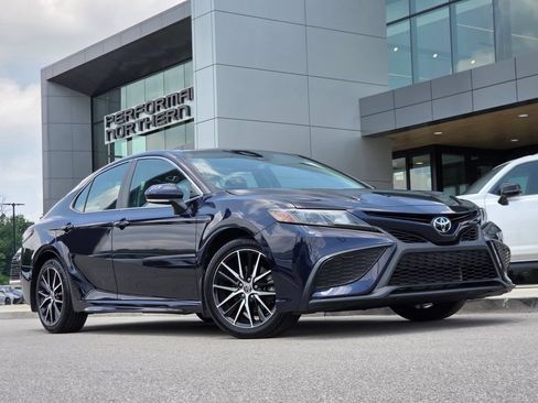 Used 2021 Toyota Camry SE w/ Cold Weather Package FWD image 4