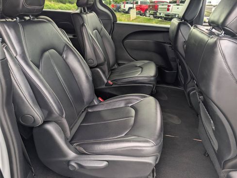 Used 2024 Chrysler Pacifica Limited FWD image 11