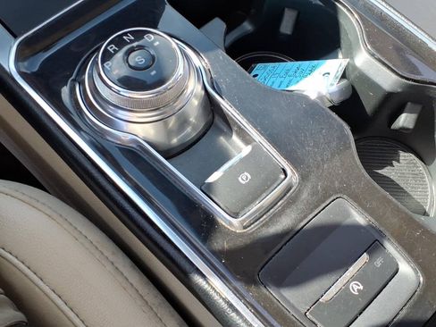 Used 2019 Ford Edge Titanium FWD image 15