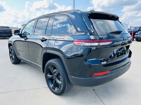 Used 2024 Jeep Grand Cherokee Limited w/ Luxury Tech Group II AWD/4WD image 40