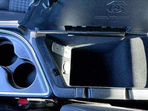 Used 2022 Dodge Challenger SXT image 16