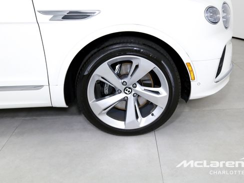 Used 2023 Bentley Bentayga Plug-In Hybrid image 33