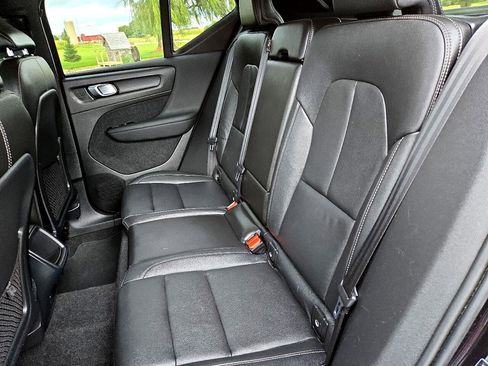 Used 2021 Volvo XC40 T4 Momentum image 11