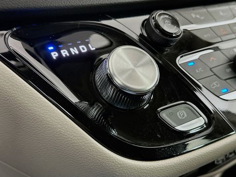 Used 2024 Chrysler Pacifica Touring-L FWD image 24