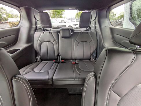 New 2026 Chrysler Pacifica Select image 16