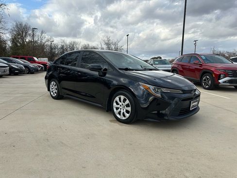 Used 2024 Toyota Corolla LE image 3