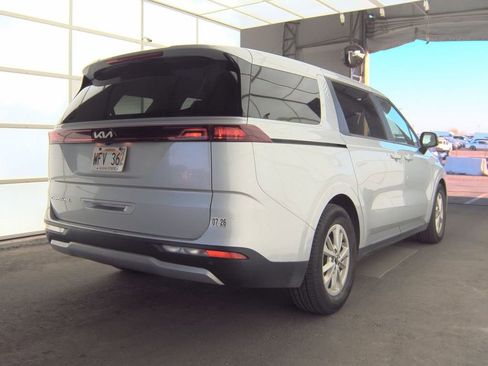 Used 2022 Kia Carnival LX FWD image 7