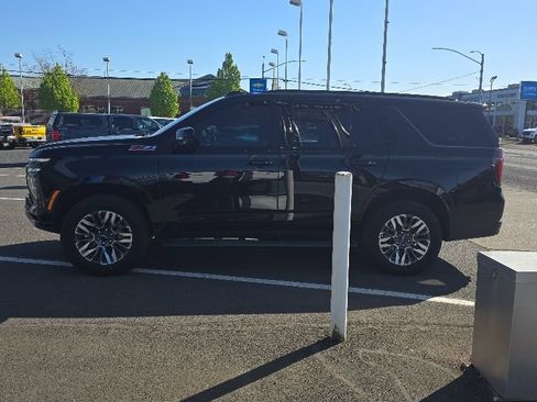 Used 2025 Chevrolet Tahoe Z71 w/ Sun And Tow Package AWD/4WD image 11