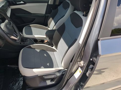 Certified 2025 Volkswagen Taos S FWD image 18
