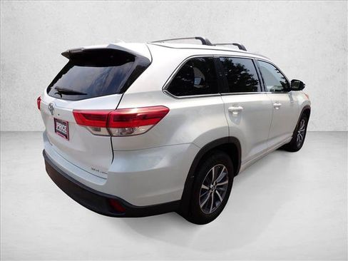 Used 2017 Toyota Highlander XLE AWD/4WD image 4