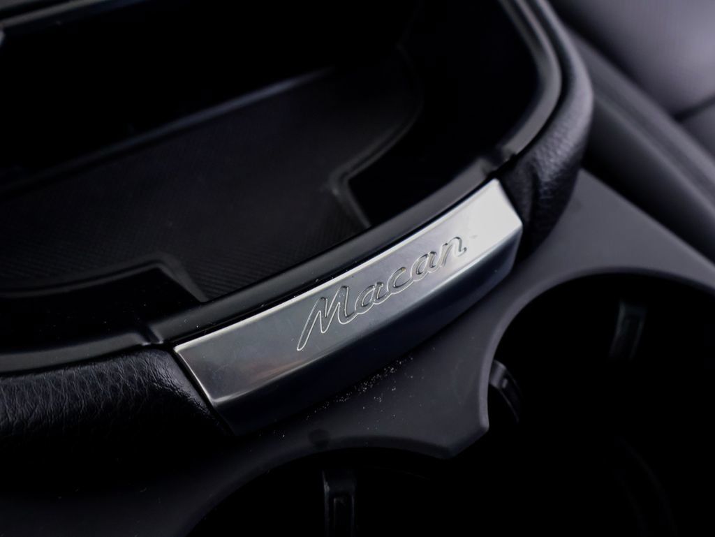 Certified 2024 Porsche Macan AWD/4WD image 17