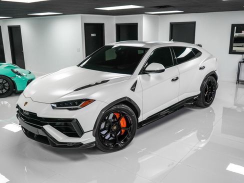 Used 2023 Lamborghini Urus Performante AWD/4WD image 2