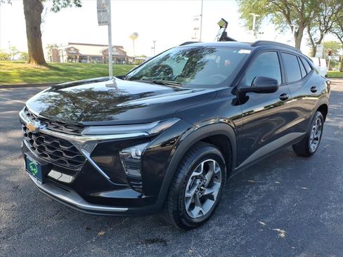 Used 2025 Chevrolet Trax LT FWD image 3