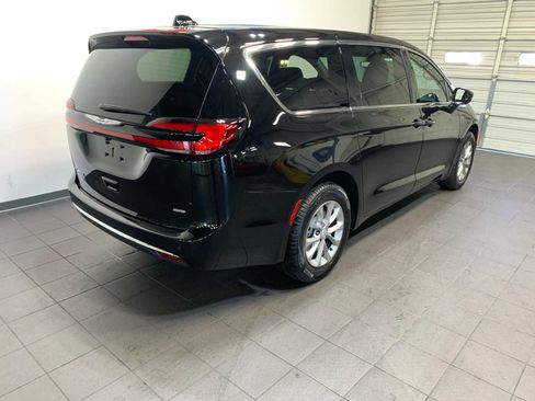 New 2026 Chrysler Pacifica Select image 3
