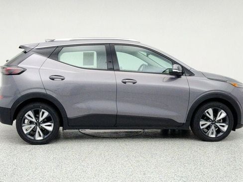 Used 2022 Chevrolet Bolt EUV LT w/ Convenience Package image 4