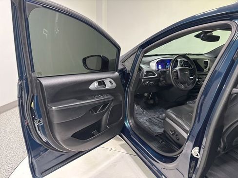 Used 2021 Chrysler Pacifica Touring-L w/ S Appearance Package FWD image 11