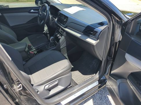 Used 2023 Volkswagen Taos SE w/ Panoramic Sunroof Package FWD image 36