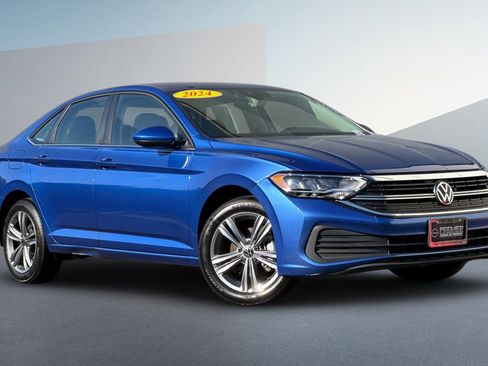 Used 2024 Volkswagen Jetta SE image 2