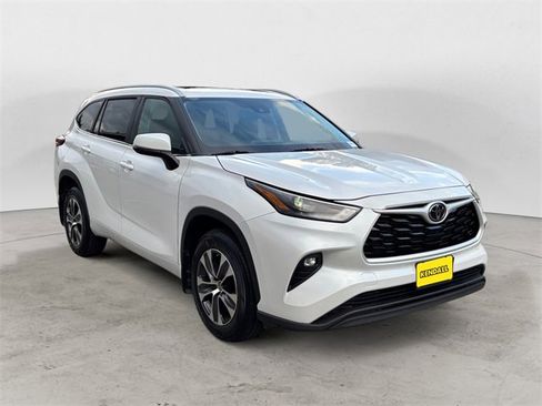 Used 2024 Toyota Highlander XLE image 7