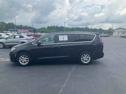 Used 2024 Chrysler Pacifica Touring-L FWD image 8