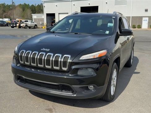 Used 2017 Jeep Cherokee Latitude image 3