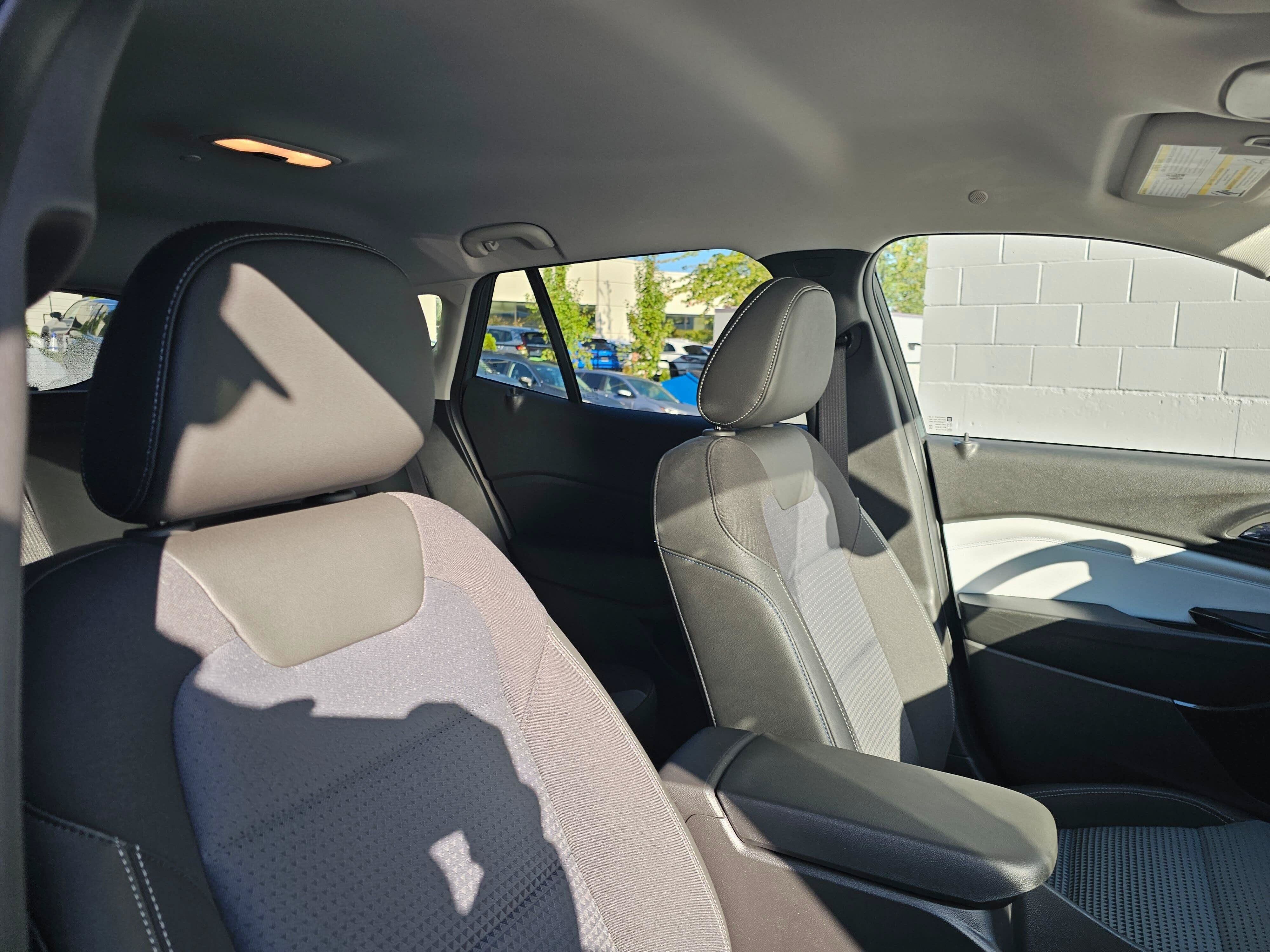 Used 2025 Chevrolet Trax LT w/ LT Convenience Package FWD image 11
