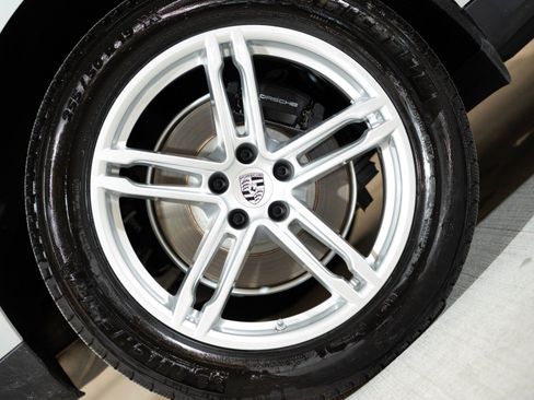 Certified 2026 Porsche Macan AWD/4WD image 11