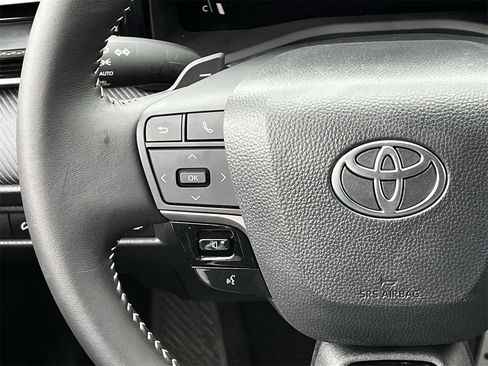 Used 2025 Toyota Camry SE image 12