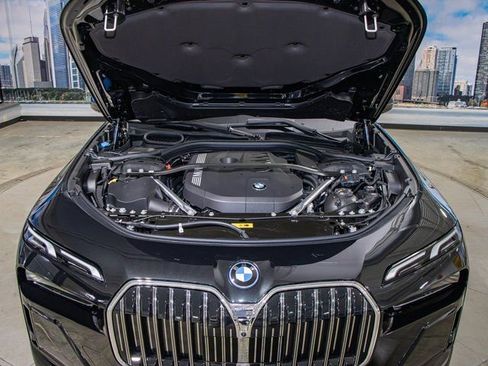 Used 2025 BMW 750e xDrive w/ Premium Package image 5