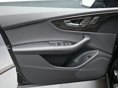 Used 2023 Audi Q8 Premium image 11