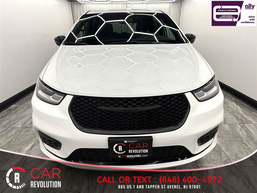 Used 2024 Chrysler Pacifica Limited FWD image 2