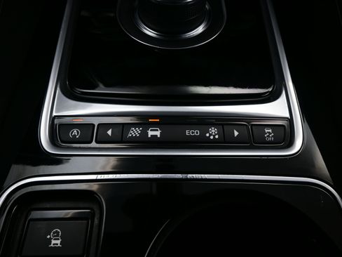 Used 2017 Jaguar F-PACE Premium image 23