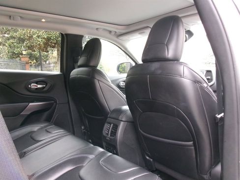 Used 2019 Jeep Cherokee Latitude Plus w/ Comfort/Convenience Group image 23