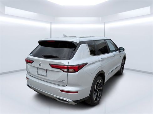New 2025 Mitsubishi Outlander SE image 3