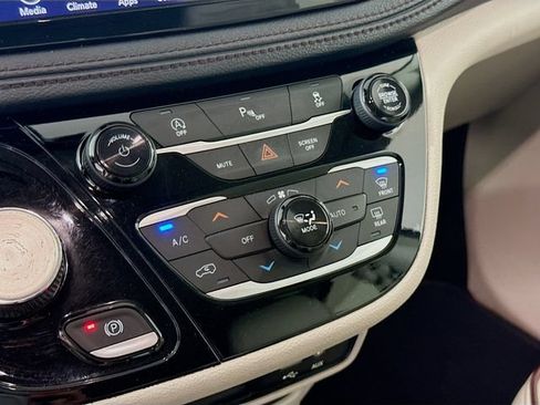 Used 2020 Chrysler Pacifica Limited FWD image 20