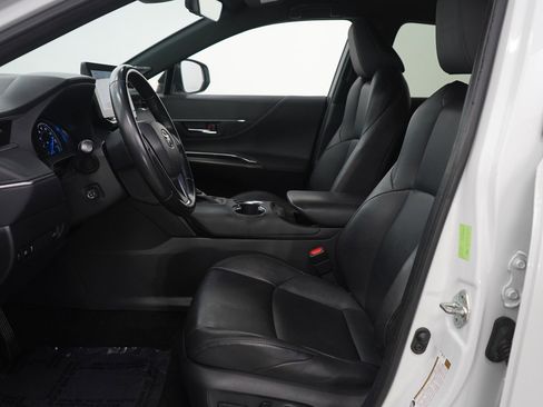 Used 2023 Toyota Venza XLE image 14