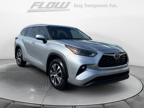 Certified 2025 Toyota Highlander XLE image 1