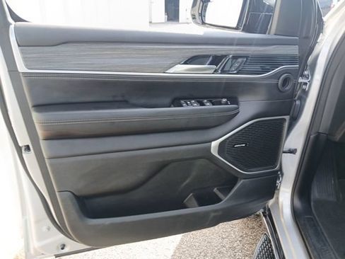 Used 2024 Jeep Wagoneer L Series II w/ Flexible Seating Group AWD/4WD image 49