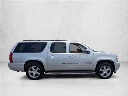 Used 2013 Chevrolet Suburban LTZ RWD image 4